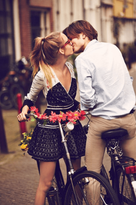 pareja en bicicleta