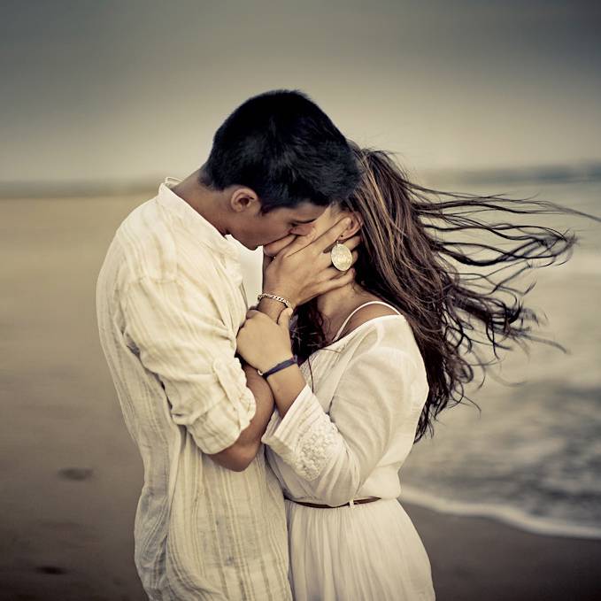 pareja besándose en la playa
