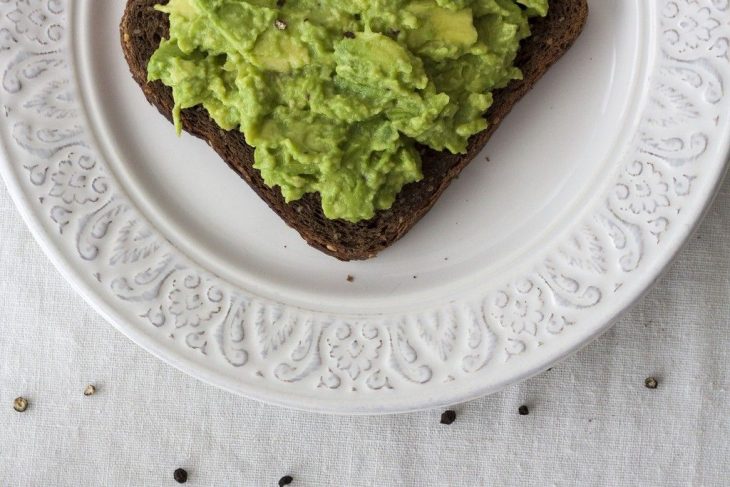 Pan tostado con aguacate