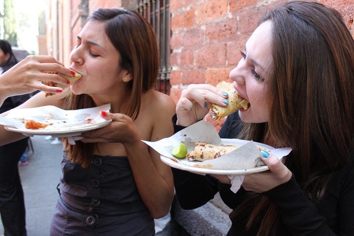 chicas comiendo tacos