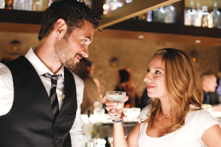 pareja en un bar