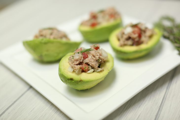 aguacates con atún