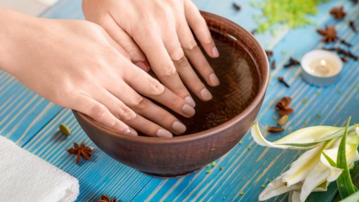 uñas en agua fría