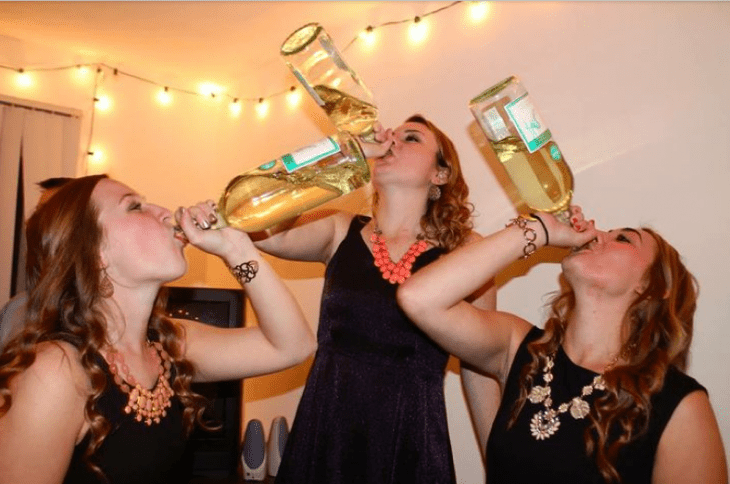 chicas tomando de la botella