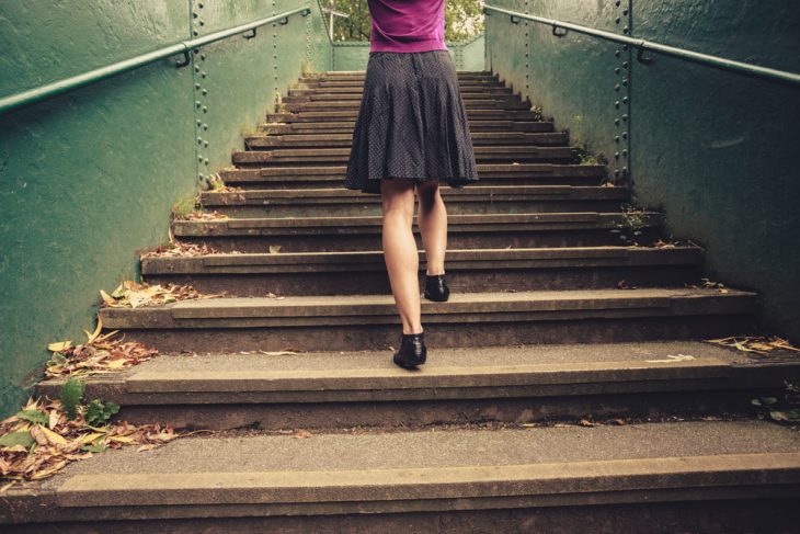 chica subiendo escaleras