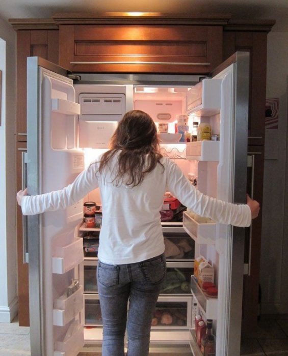 chica con refrigerador abierto