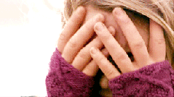 gif chica llorando