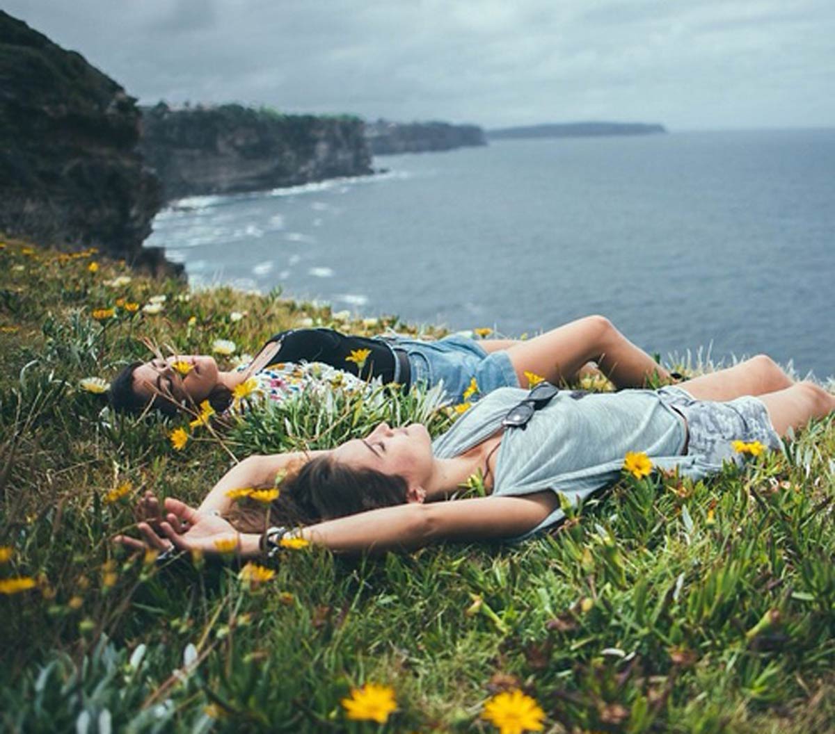Летняя фотосессия на природе. Наслаждение природой. Двое лежат на траве. Девушки отдыхают на природе. Девушки отдыхают летом