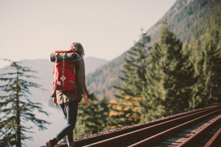 mujer caminando sobre vías de tren