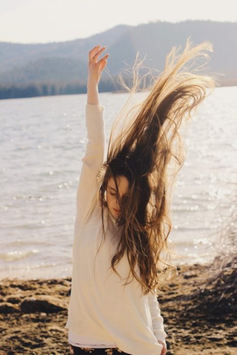 chica jugando con su cabello