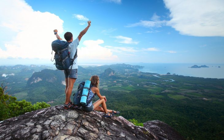 pareja en cima de montaña