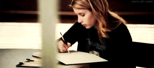 gif chica escribiendo una carta