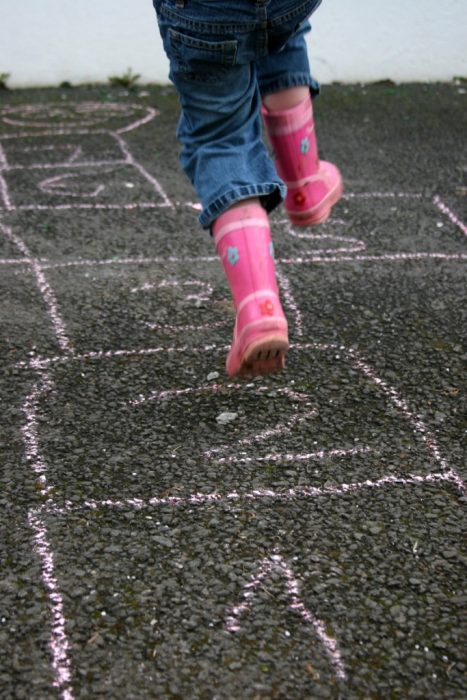 niña jugando al avión