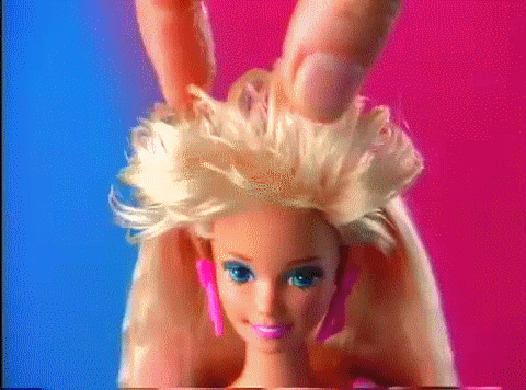 gif niña peinando Barbie