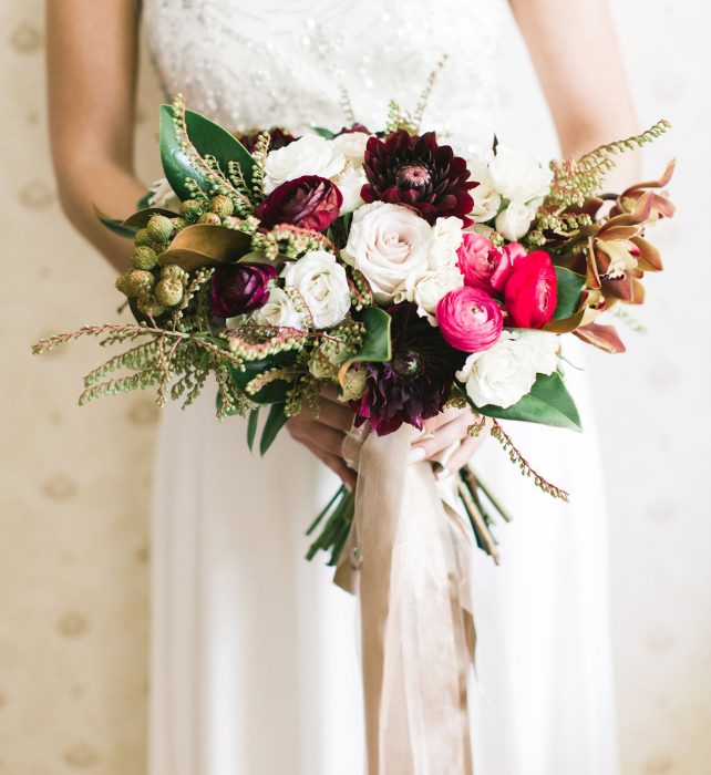 ramo de novia flores blancas y moradas