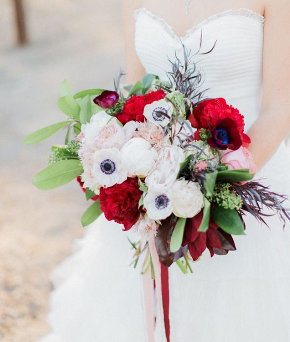 ramo de novia flores rojas y blancas