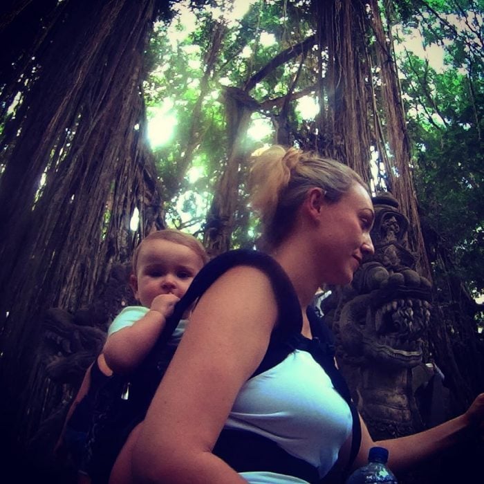 Karen Edwars mujer que viaja junto a su bebé, explorando la selva