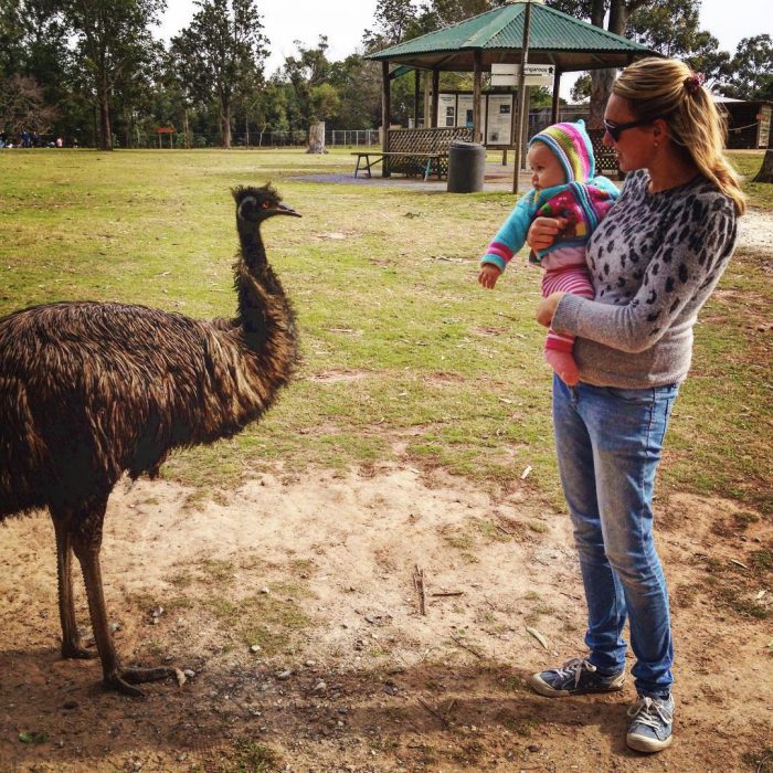Karen Edwars mujer que viaja junto a su bebé viendo a una ave en el zoológico 