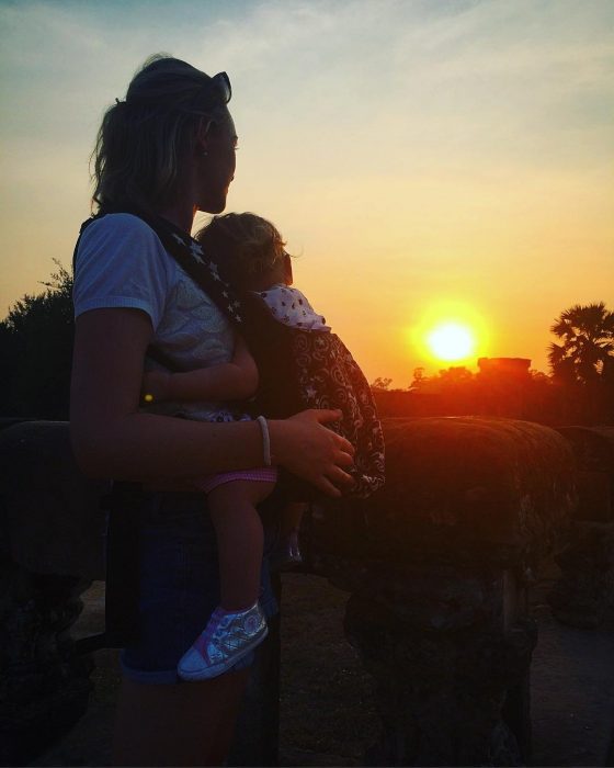 Karen Edwars mujer que viaja junto a su bebé viendo una puesta de sol 