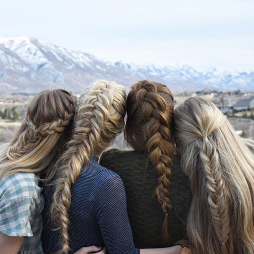 chicas sentadas viendo hacia el horizonte 