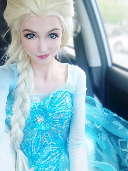 Sarah ingle caracterizada como elza de la película Frozen 