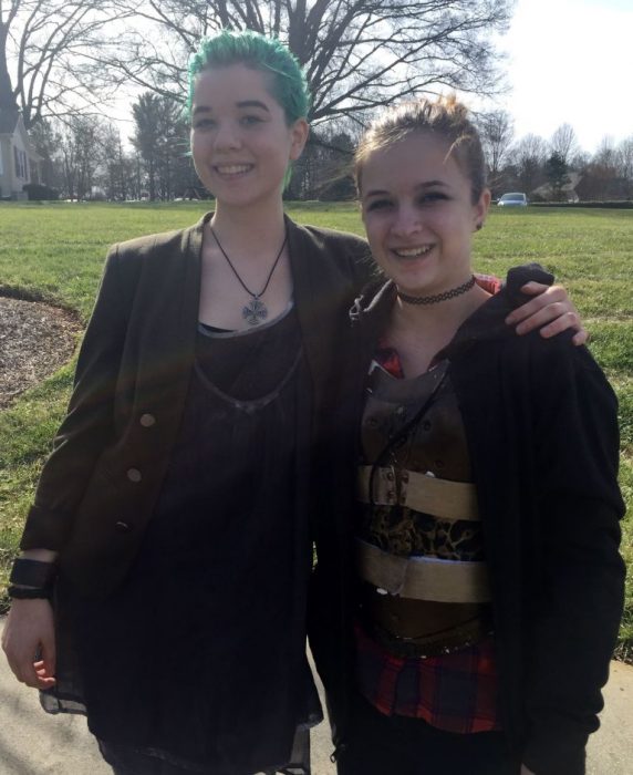 Maddie y su amiga sarah luciendo el corsé con estilo steampunk que crearon para Maddie 