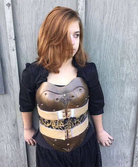 Maddie chica que sufrió un accidente usando un corsé ortopédico estilo steampunk