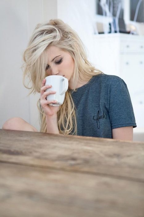 Chica tomando café por la mañana 