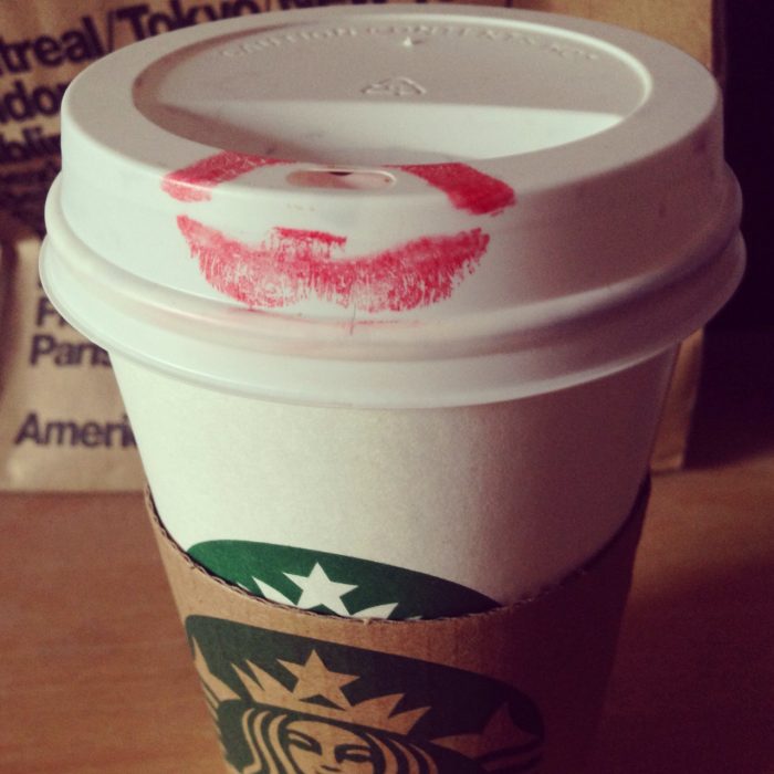 Vaso de starbucks con labial 