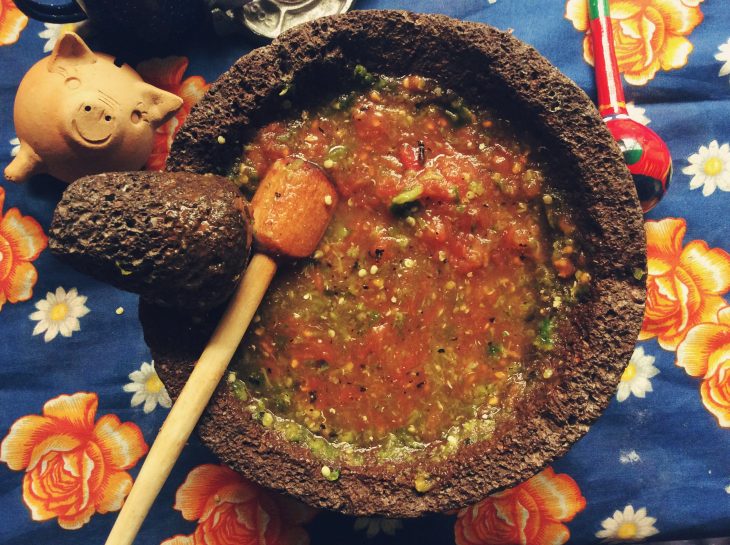 Salsa roja en molcajete 