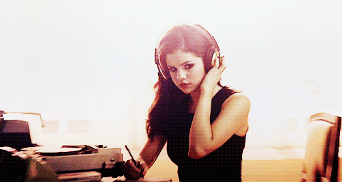 GIF Selena Gómez escuchando música 