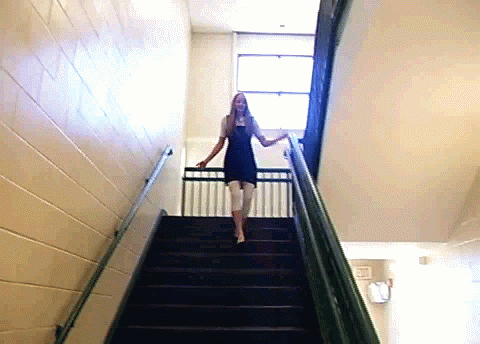 Gif chica cayendo por las escaleras 