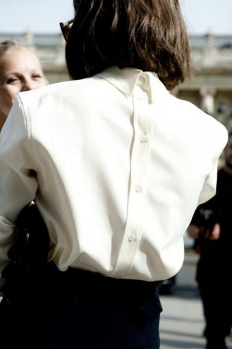 Chica con la camisa al revés 