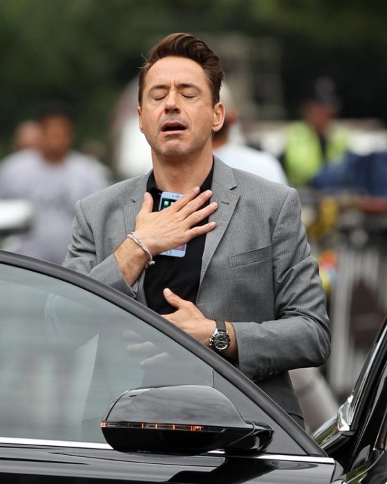 Robert Downey Jr sosteniendo su celular 