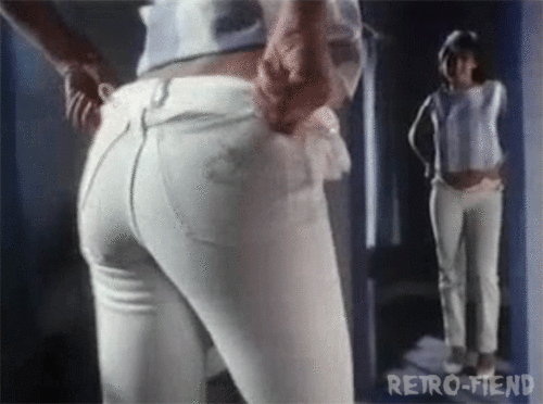 GIF Chica subiéndose los pantalones