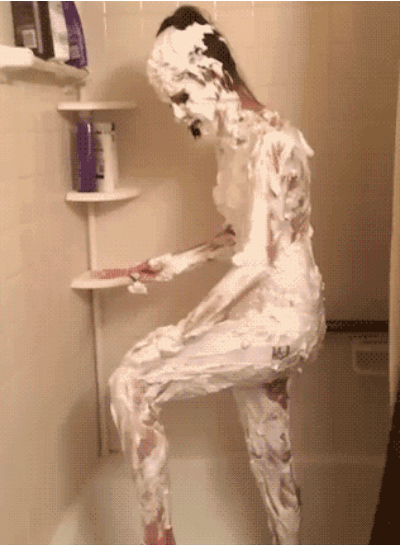 GIF chica depilándose en la ducha