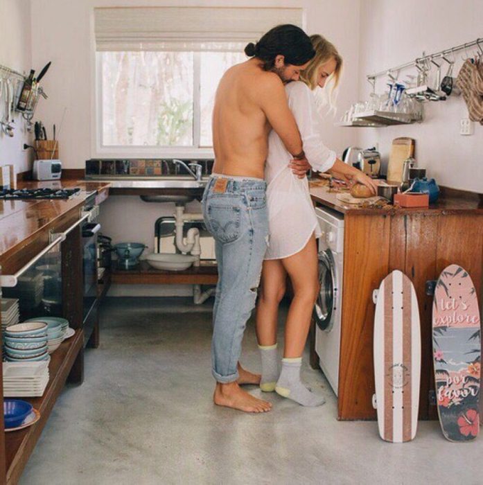 Pareja de novios cocinando en el desayuno 