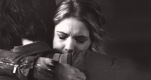 GIF escena de la serie pretty little liars Hanna llorando mientras Caleb la abraza 
