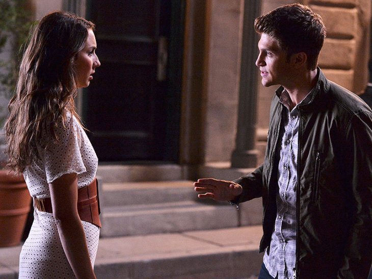 Escena de la serie pretty little liars spencer y toby peleando 