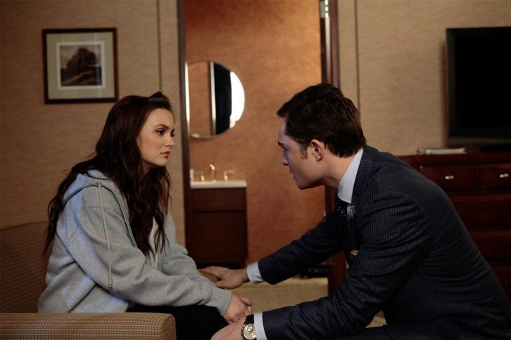 Escea de la serie gossip girls. Blair pelenado con Chuck 