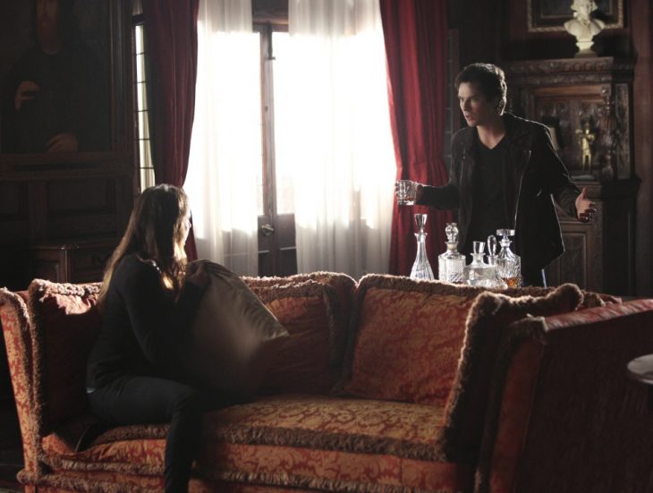 Escena de la serie The Vampire Diaries Elena y Damon peleando 