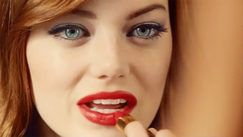 GIF emma stone maquillandose los labios de rojo 