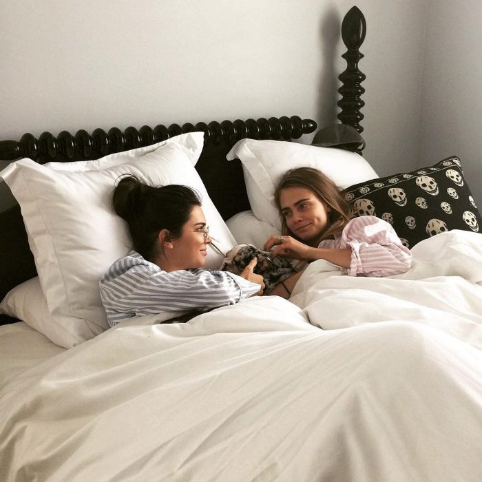 Cara Delevinge y Kendall jenner recostadas en la cama durmiendo 