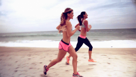 GIF chicas corriendo por la playa 