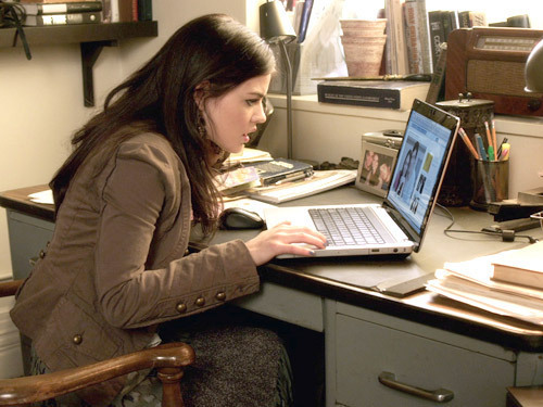 Escena de Pretty little liars. Aria revisando su computadora 