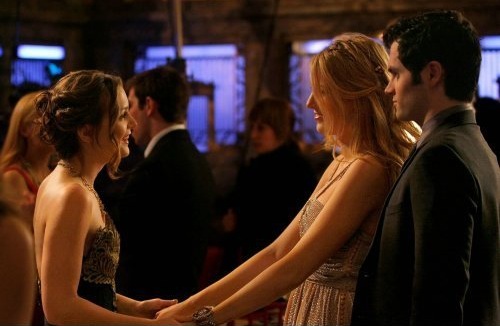 Escena de la serie Gossip girls. Blair, Dan y Serena 