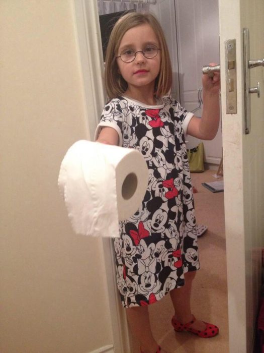 Niña llevando papel al baño 