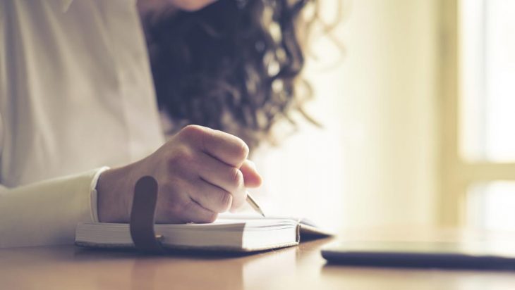 mujer escribiendo diario