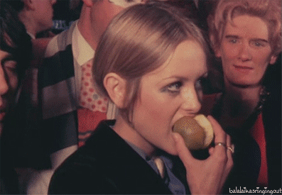 gif chica comiendo manzana