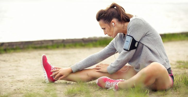 mujer estirando para correr